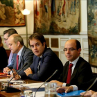 Lasso de la Vega (primero por la derecha) y Bermúdez de Castro (tercero), en la reunión de la comisión de secretarios y subsecretarios de Estado el 28 de octubre del 2017, cuando se publicaron en el BOE las medidas del 155-EL PERIÓDICO