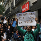 "Los barones PSOE son la mafia", la pancarta que portaba el activista Lagarder Danciu-EFE / CHEMA MOYA