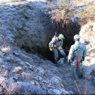 Rescate de los restos humanos por parte de profesionales en la sima de Arbujuelo. HDS