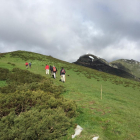 Un grupo de excursionistas saliendo desde el collado de Llesba.-E. RODRIGO