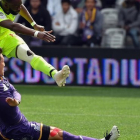 El defensa del Toulouse Shoji corta el avance del delantero del Lille Pepe.-AFP / REMY GABALDA