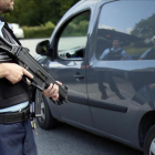 Policía franceses en un control en Dantcharia, en el sudoeste de Francia, el 19 de agosto.-AP / BOB EDME