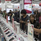 Clientes abarrotan una tienda de Barcelona en busca de los descuentos del Black Friday, el 27 de noviembre del año pasado.-ALBERT BERTRAN
