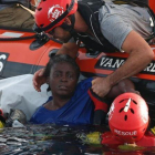 Rescate de una mujer camerunesa en alta mar por Proactiva Open Arms el pasado mes de julio.-AFP / PAU BARRENA
