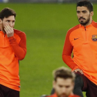 Messi y Suárez, en el entrenamiento en Stamford Bridge.-AFP / ADRIAN DENNIS