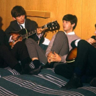 Una imagen de 'Eight days a week'. Los Beatles, en una habitación de hotel en Suecia, en octubre de 1963.-APPLE CORPS