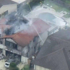 El departamento de bomberos local confirmó que al menos dos casas habrían sido consumidas por las llamas.-TWITTER