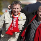 Dos aficionados del Liverpool, tras escuchar el veredicto-REUTERS / PHIL NOBLE