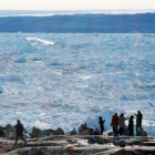 Un grupo de turistas contempla el hielo del fiordo de Ilulissat  en la costa oeste de Groenlandia El deshielo se multiplica por cuatro en 10 años AFP-AFP
