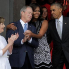 La primera dama, Michelle Obama, abraza al expresidente George Bush, en el momento de llegar con Obama a la inauguración del museo de África inaugurado en Washington.-REUTERS / JOSHUA ROBERTS