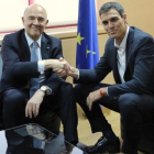 Pedro Sánchez y el comisario europeo Pierre Moscovici, en su encuentro de este jueves en Madrid.-JUAN MANUEL PRATS