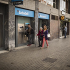 Oficinas de Banc Sabadell y CaixaBank.-CARLOS MONTAÑÉS