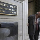 Un anciano griego sale de la sucursal de un banco.-Foto: AP / THANASSI STAVRAKIS