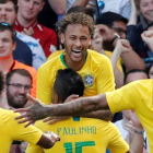 Willian, Paulinho y Danilo felicitan a Neymar.-REUTERS / ANDREW BOYERS