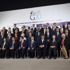 Los ministros de Economía y gobernadores de los bancos centrales del G-20 posan en Lima, junto con la directora gerente del FMI, Christine Lagarde, y el presidente del Banco Mundial, Jim Yong Kim, durante la asamblea general de estas instituciones.-GERALDO CASO BIZAMA / AP