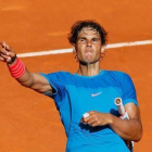 Nadal lanza una de sus muñequeras al público de la Caja Mágica tras derrotar a Dimitrov.-Foto: EFE / JUANJO MARTÍN