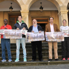 Andrés, Toroitich, Mateo, Martínez, López Represa, Navascués y Hernández con los carteles anunciadores del Campo a Través de Soria.-Valentín Guisande