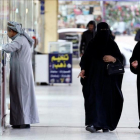Dos mujeres caminan cerca de un mercado en Riad, el 13 de diciembre.-REUTERS / FAISAL AL NASSER