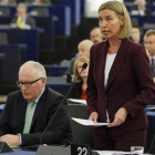 Mogherini (derecha) y el vicepresidente primero de la Comisión Europea, Frans Timmermans, en el Parlamento Europeo, en Estrasburgo, este martes.-EFE / MATHIEU CUGNOT