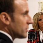 Brigitte Macron observa a su marido durante un discurso en un hospital, en diciembre pasado.-/ REUTERS