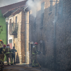 Un incendio calcina cuatro viviendas de una barriada del núcleo urbano de Cabrejas del Pinar, ayer. GONZALO MONTESEGURO