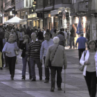 La céntrica calle El Collado-VALENTÍN GUISANDE