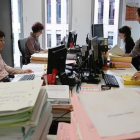 Funcionarios trabajando en Barcelona en una imagen de archivo-RICARD CUGAT