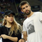 El futbolista Gerard Piqué junto a la cantante Shakira, durante un encuentro del Mundial de Baloncesto.-REUTERS / ALBERT GEA