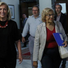La Delegada del Gobierno en Madrid, Concepción Dancausa, y la alcaldesa, Manuela Carmena, en una reunión este martes para reforzar la medidas de seguridad tras los atentados en Cataluña.-DAVID CASTRO