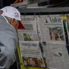 Un hombre lee en la prensa noticias sobre la victoria de Bolsonaro.-MIGUEL SCHINCARIOL / AFP