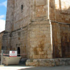 Vallas y un contenedor al pie de la torre. / JAVIER NICOLÁS-