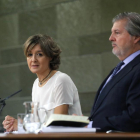 El ministro de Educación, Cultura y Deporte y portavoz del Gobierno, Iñigo Méndez de Vigo, junto a la ministra de Agricultura, Pesca y Alimentación, Isabel Tejerina, durante una rueda de prensa tras la reunión del Consejo de Ministros.-EFE / JUAN CARLOS HIDALGO / EFE