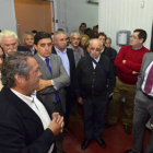 Detalle de la visita a las instalaciones de la nueva empresa. / ÁLVARO MARTÍNEZ-