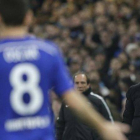 José Mourinho gesticula enfadado durante el Chelsea-PSG de Champions.-Foto: AP / MATT DUNHAM