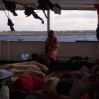 Cubierta del ’Open Arms’. Lampedusa está a la vista.-OPEN ARMS