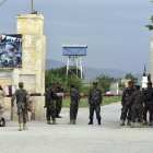Soldados afganos montan guardia en la entrada de una base militar en la provincia norteña de Mazar-e-Sharif, tras el ataque en la provincia de Balkh, el 21 de abril.-AP / MIRWAIS NAJAND