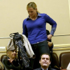 La capitana Zaida Cantera y su marido, el comandante José López, en la tribuna de invitados del Congreso, este miércoles.-Foto: DAVID CASTRO