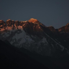 El Everest, con el Lhotse a la derecha.-THASI SHERPA