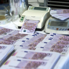 Imagen de archivo, 8 millones de euros en billetes de 500 incautados por la Policía de Gandia en 2009.-EFE