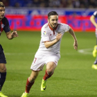Theo persigue a Sarabia en un partido entre el Alavés y el Sevilla.-EFE / ADRIAN RUIZ DE HIERRO