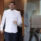 Iker Casillas, en el momento de abandonar el hospital acompañado de su mujer, la periodista Sara Carbonero.-AP / LUIS VIEIRA