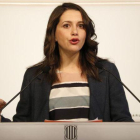 Inés Arrimadas, en una rueda de prensa en el Parlament.-MAR MARTÍ (ACN)
