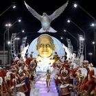 La escuela de samba Ara Yevi actúa en una carroza dedicada al papa Francisco durante el carnaval en Gualeguaychú, el 11 de enero del 2015.-AP / NATACHA PISARENKO