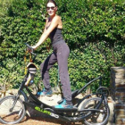Carla Bruni, sobre un Elliptigo, mezcla de bicicleta y elíptica.-INSTAGRAM