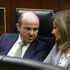 El ministro de Economía, Luis De Guindos, y la ministra de Empleo, Fátima Bañez-EL PERIÓDICO
