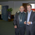 Elobispo emérito de San Angelo, Michael Pfeifer, con Javier Sierra, durante la conferencia sobre ‘The Lady in Blue’ en la Universidad de Saint Mary de Texas.-BRIAN CONNELLY