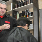 Vicente Sanz, en su peluquería. / VALENTÍN GUISANDE-