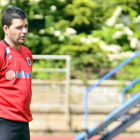 El segundo técnico del Numancia, Manolo Cano, durante un entrenamiento. / ÁLVARO MARTÍNEZ-