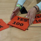 Papeletas del sí en un colegio electoral de Dublín.-AP / BRIAN LAWLESS