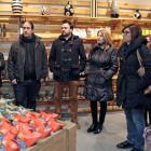 Antonio López Calvín, a la izquierda, explicando a la delegación de Aranda de Duero el funcionamiento de la tienda ecológica en El Hueco.-MARIO TEJEDOR